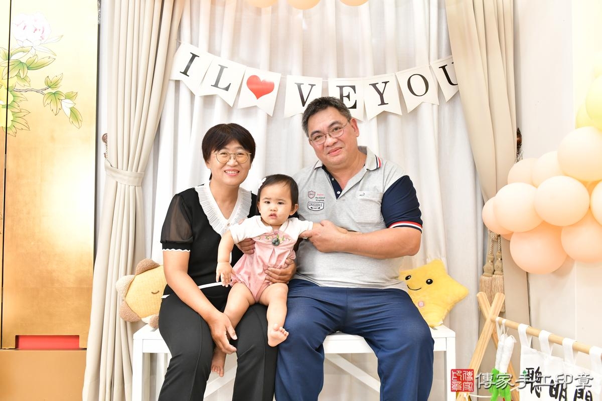 傳家手工印章高雄店、抓周、度晬、中國風會場、抓周道具物品、抓周證書、滿周歲、小妡寶寶、高雄市、拍照、生日快樂