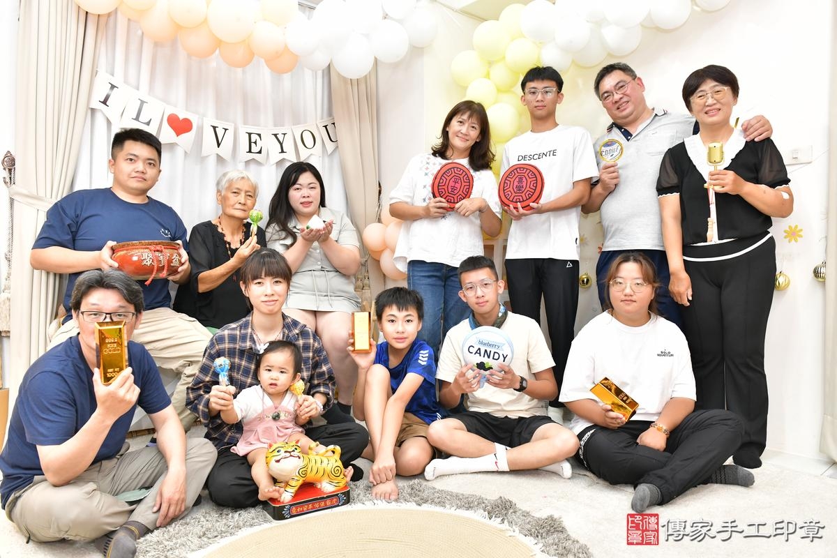 傳家手工印章高雄店、抓周、度晬、中國風會場、抓周道具物品、抓周證書、滿周歲、小妡寶寶、高雄市、拍照、生日快樂