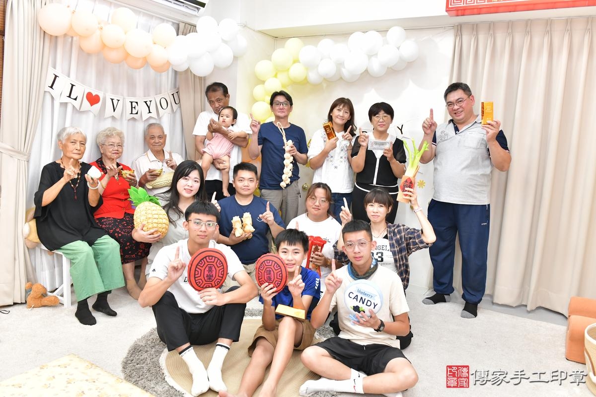 傳家手工印章高雄店、抓周、度晬、中國風會場、抓周道具物品、抓周證書、滿周歲、小妡寶寶、高雄市、拍照、生日快樂
