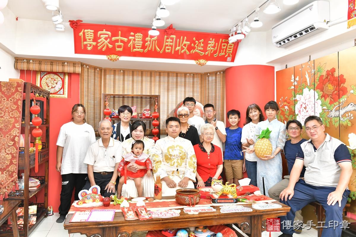 傳家手工印章高雄店、抓周、度晬、中國風會場、抓周道具物品、抓周證書、滿周歲、小妡寶寶、高雄市、拍照、生日快樂