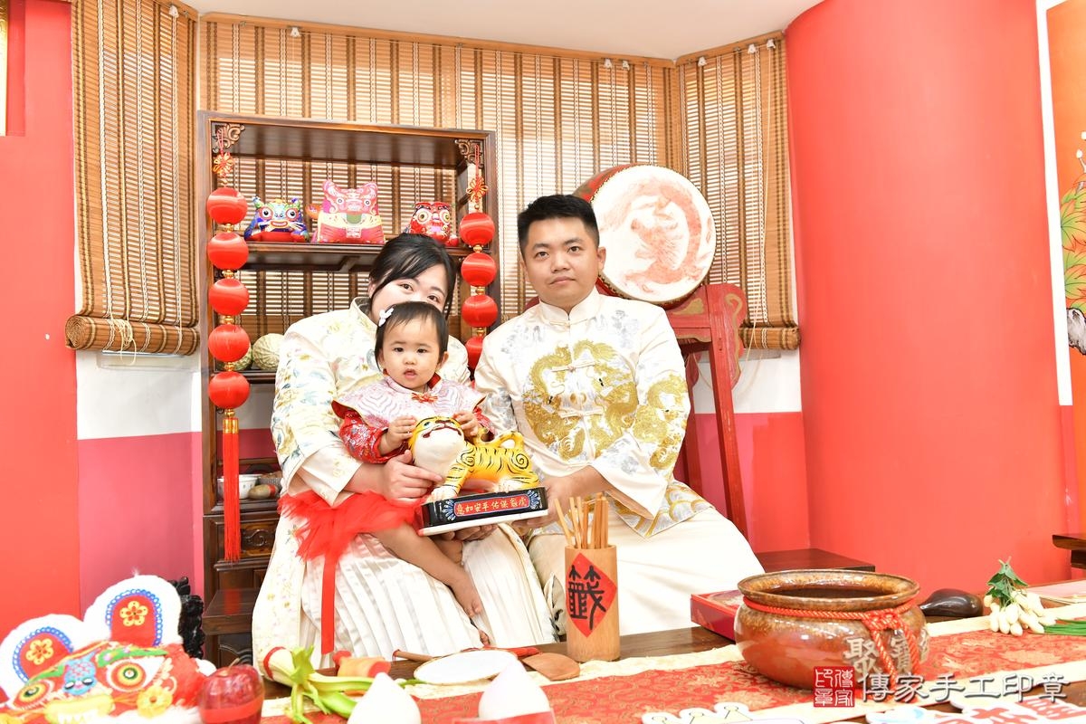 傳家手工印章高雄店、抓周、度晬、中國風會場、抓周道具物品、抓周證書、滿周歲、小妡寶寶、高雄市、拍照、生日快樂
