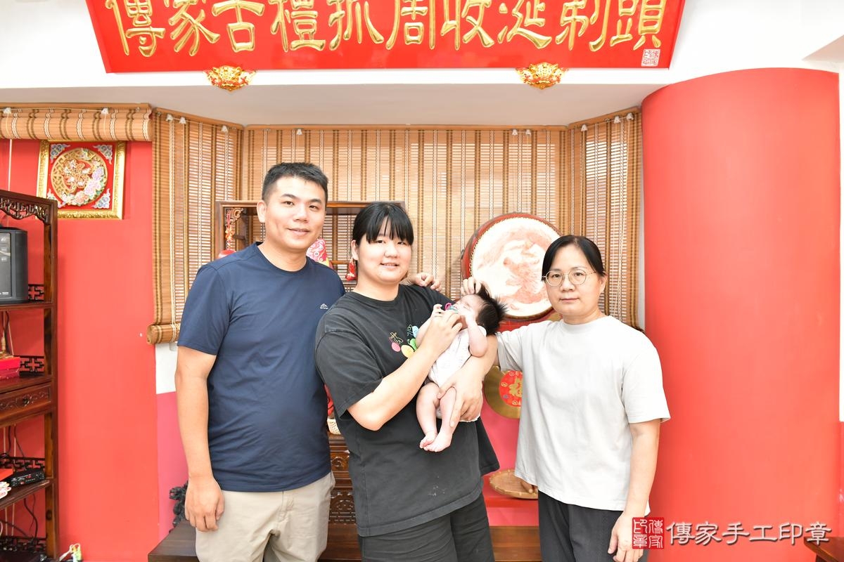 傳家手工印章高雄店、剃頭、滿月、剃胎毛、剃頭十禮、小依寶寶、高雄市、拍照、生日快樂