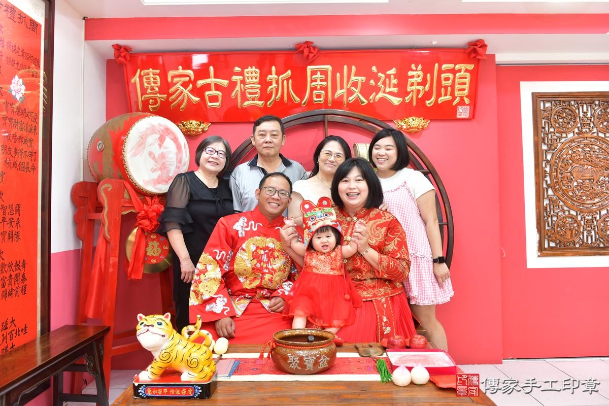 傳家手工印章台中店、抓周、度晬、中國風會場、抓周道具物品、抓周證書、滿周歲、安安寶寶、台中市、拍照、生日快樂