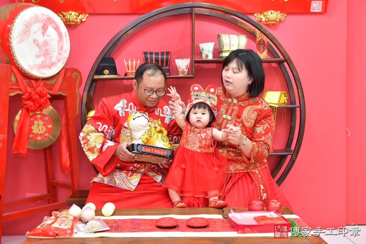 傳家手工印章台中店、抓周、度晬、中國風會場、抓周道具物品、抓周證書、滿周歲、安安寶寶、台中市、拍照、生日快樂