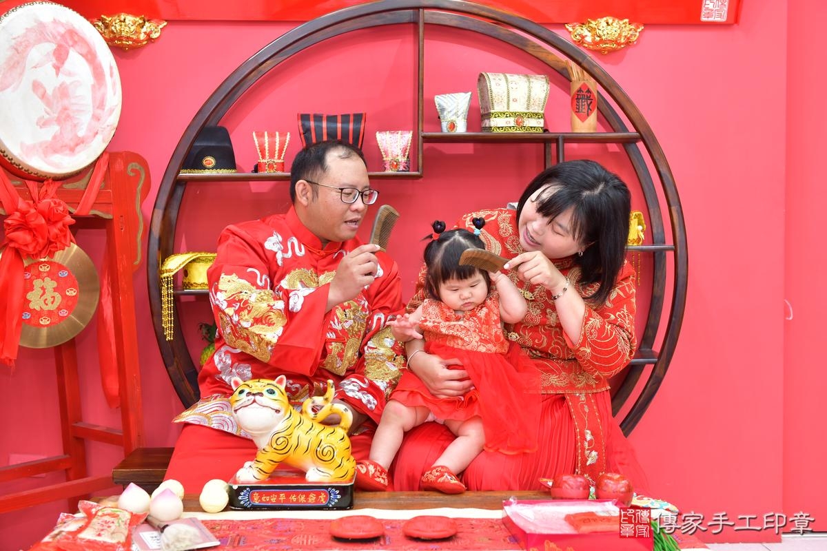 傳家手工印章台中店、抓周、度晬、中國風會場、抓周道具物品、抓周證書、滿周歲、安安寶寶、台中市、拍照、生日快樂