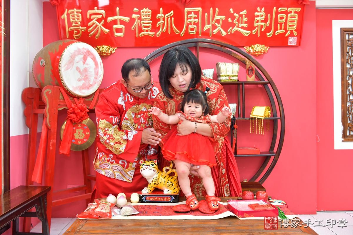 傳家手工印章台中店、抓周、度晬、中國風會場、抓周道具物品、抓周證書、滿周歲、安安寶寶、台中市、拍照、生日快樂