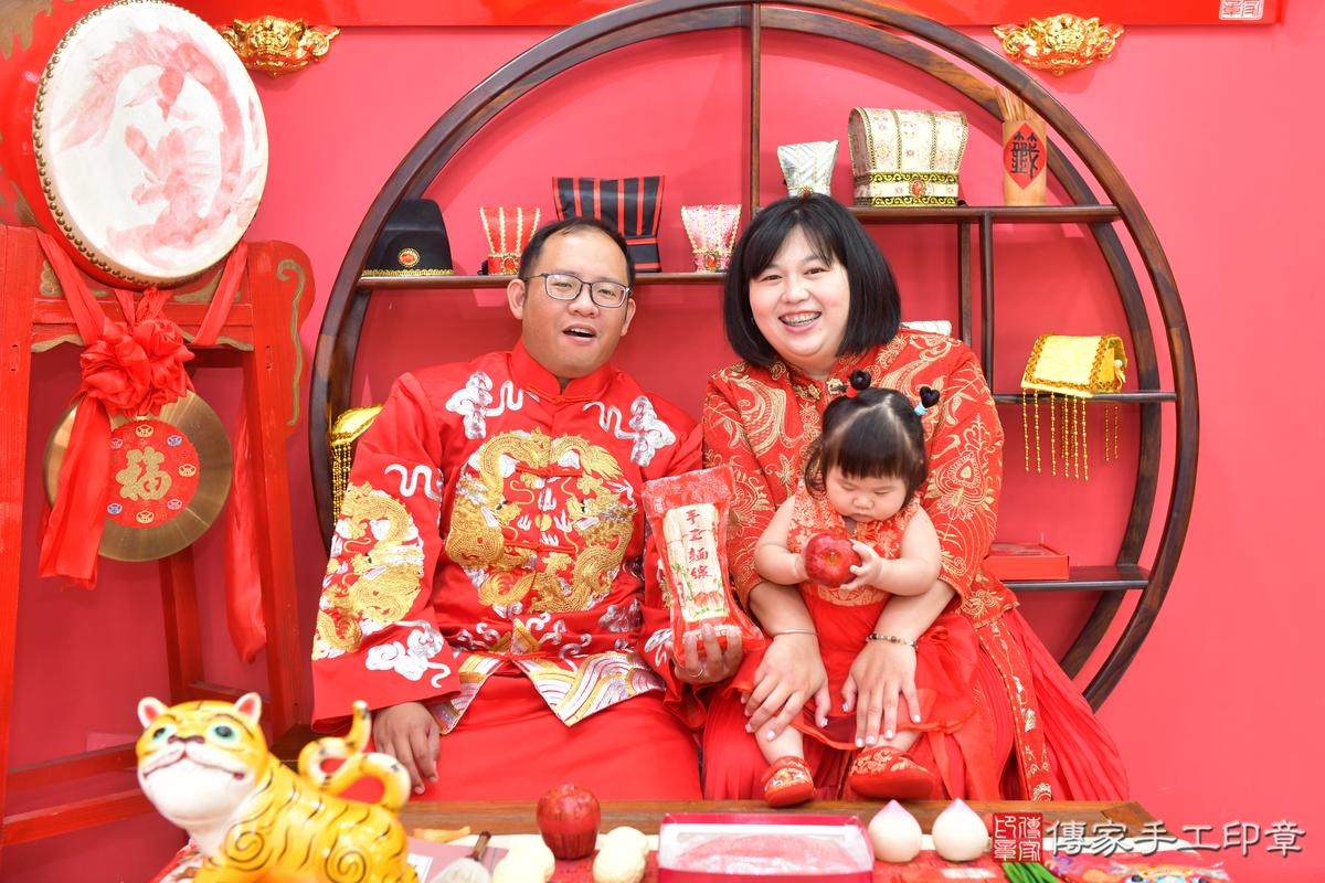傳家手工印章台中店、抓周、度晬、中國風會場、抓周道具物品、抓周證書、滿周歲、安安寶寶、台中市、拍照、生日快樂