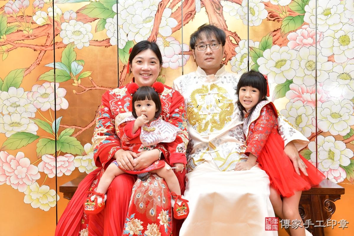 傳家手工印章桃園店、抓周、度晬、中國風會場、抓周道具物品、抓周證書、滿周歲、維維寶寶、桃園市、拍照、生日快樂