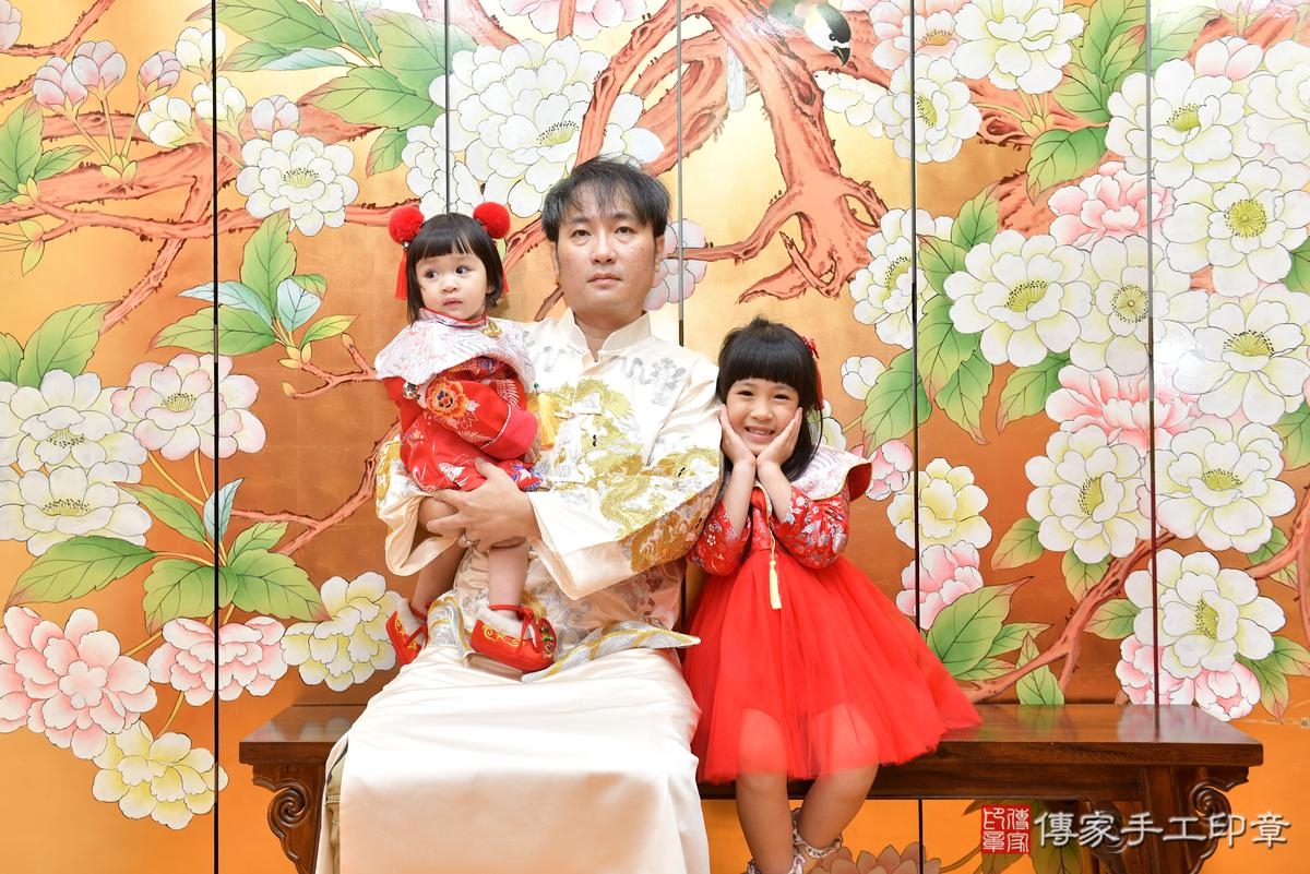傳家手工印章桃園店、抓周、度晬、中國風會場、抓周道具物品、抓周證書、滿周歲、維維寶寶、桃園市、拍照、生日快樂