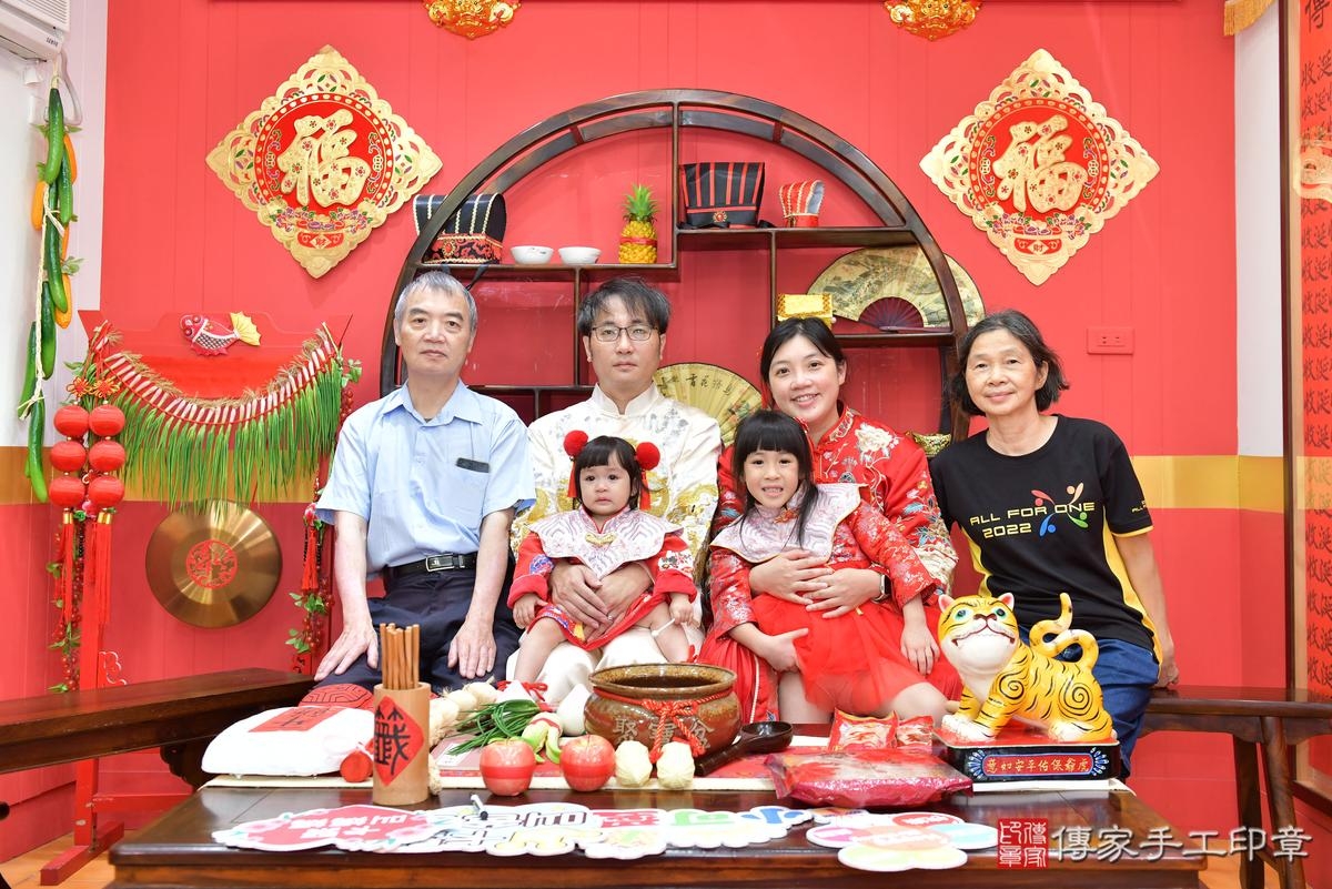 傳家手工印章桃園店、抓周、度晬、中國風會場、抓周道具物品、抓周證書、滿周歲、維維寶寶、桃園市、拍照、生日快樂