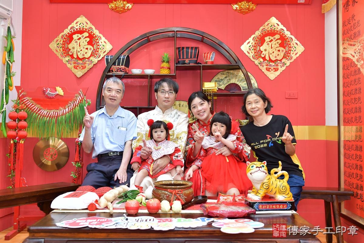 傳家手工印章桃園店、抓周、度晬、中國風會場、抓周道具物品、抓周證書、滿周歲、維維寶寶、桃園市、拍照、生日快樂