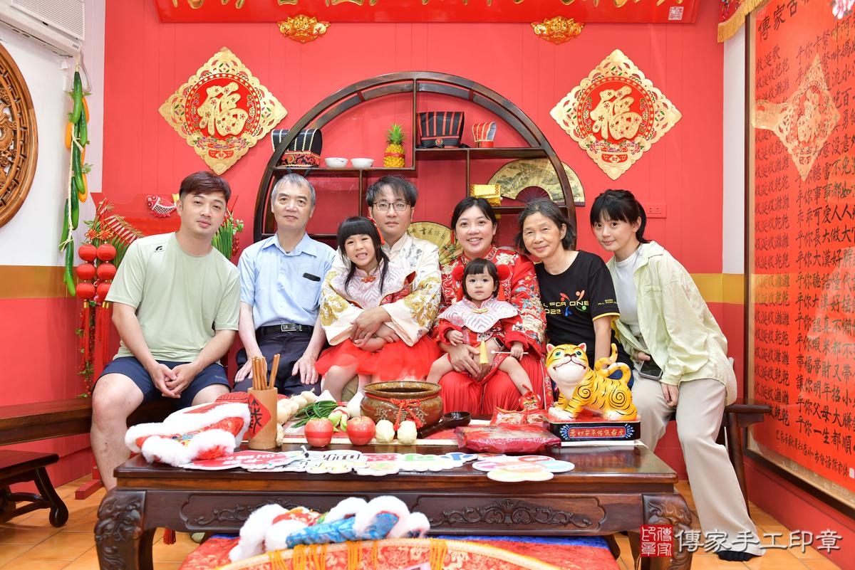 傳家手工印章桃園店、抓周、度晬、中國風會場、抓周道具物品、抓周證書、滿周歲、維維寶寶、桃園市、拍照、生日快樂