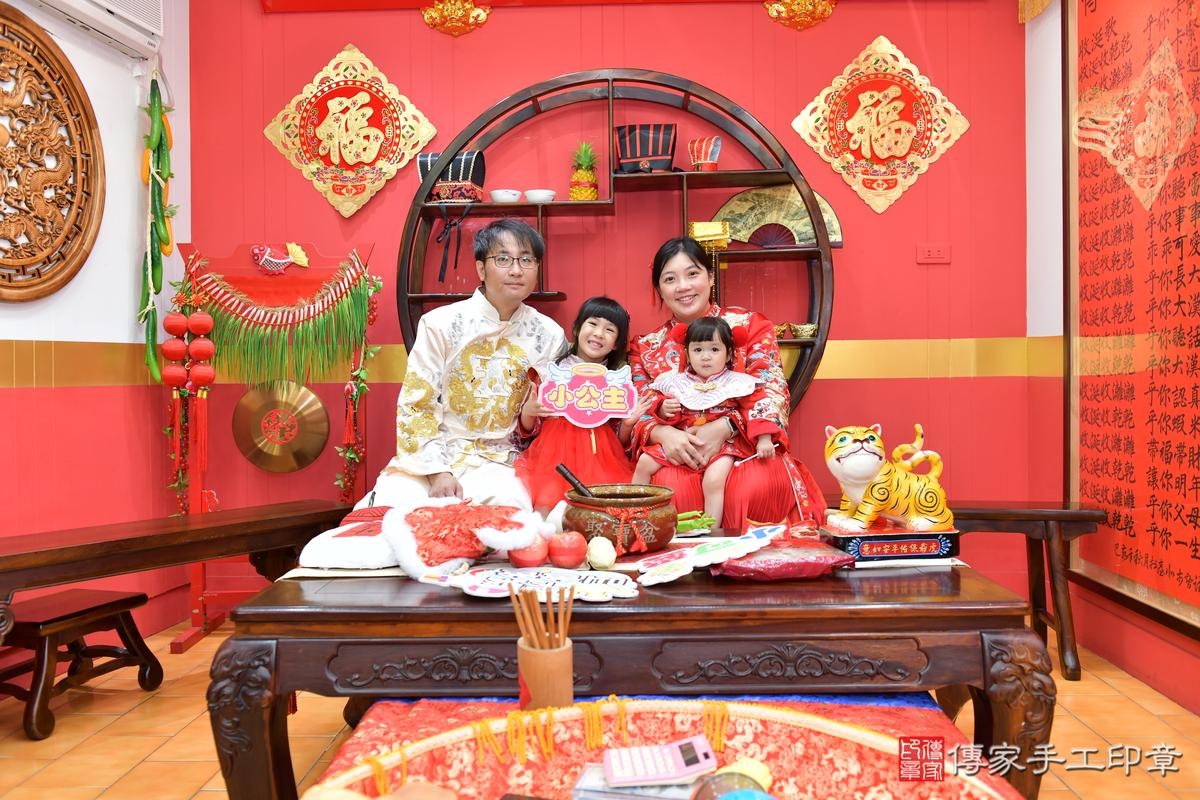 傳家手工印章桃園店、抓周、度晬、中國風會場、抓周道具物品、抓周證書、滿周歲、維維寶寶、桃園市、拍照、生日快樂