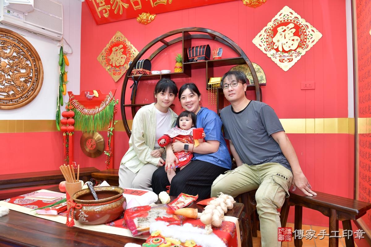 傳家手工印章桃園店、抓周、度晬、中國風會場、抓周道具物品、抓周證書、滿周歲、維維寶寶、桃園市、拍照、生日快樂