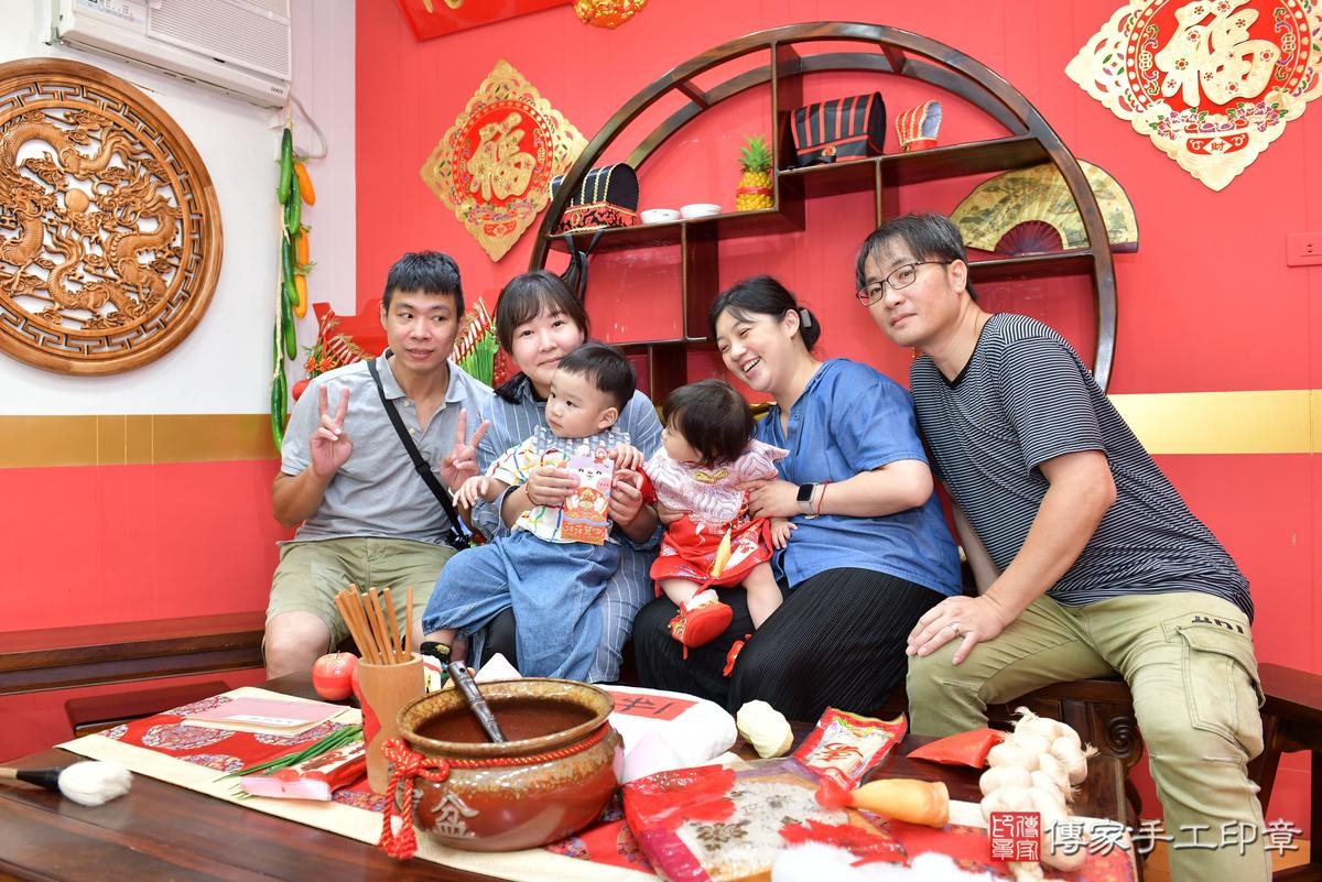傳家手工印章桃園店、抓周、度晬、中國風會場、抓周道具物品、抓周證書、滿周歲、維維寶寶、桃園市、拍照、生日快樂