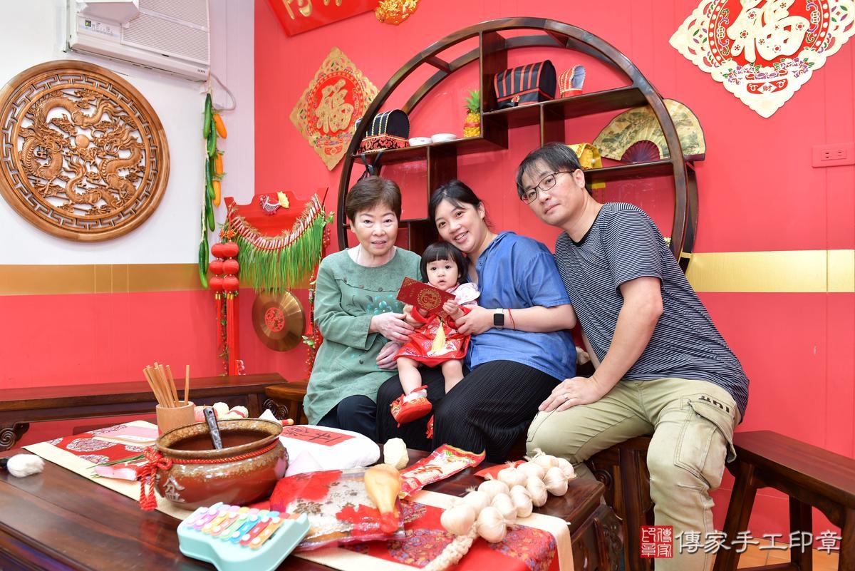 傳家手工印章桃園店、抓周、度晬、中國風會場、抓周道具物品、抓周證書、滿周歲、維維寶寶、桃園市、拍照、生日快樂