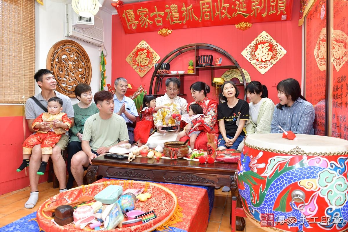 傳家手工印章桃園店、抓周、度晬、中國風會場、抓周道具物品、抓周證書、滿周歲、維維寶寶、桃園市、拍照、生日快樂