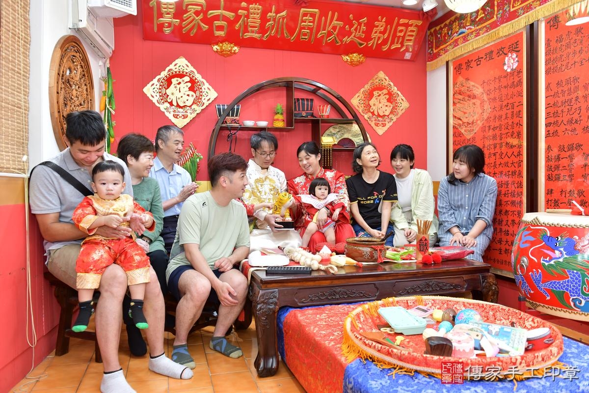 傳家手工印章桃園店、抓周、度晬、中國風會場、抓周道具物品、抓周證書、滿周歲、維維寶寶、桃園市、拍照、生日快樂