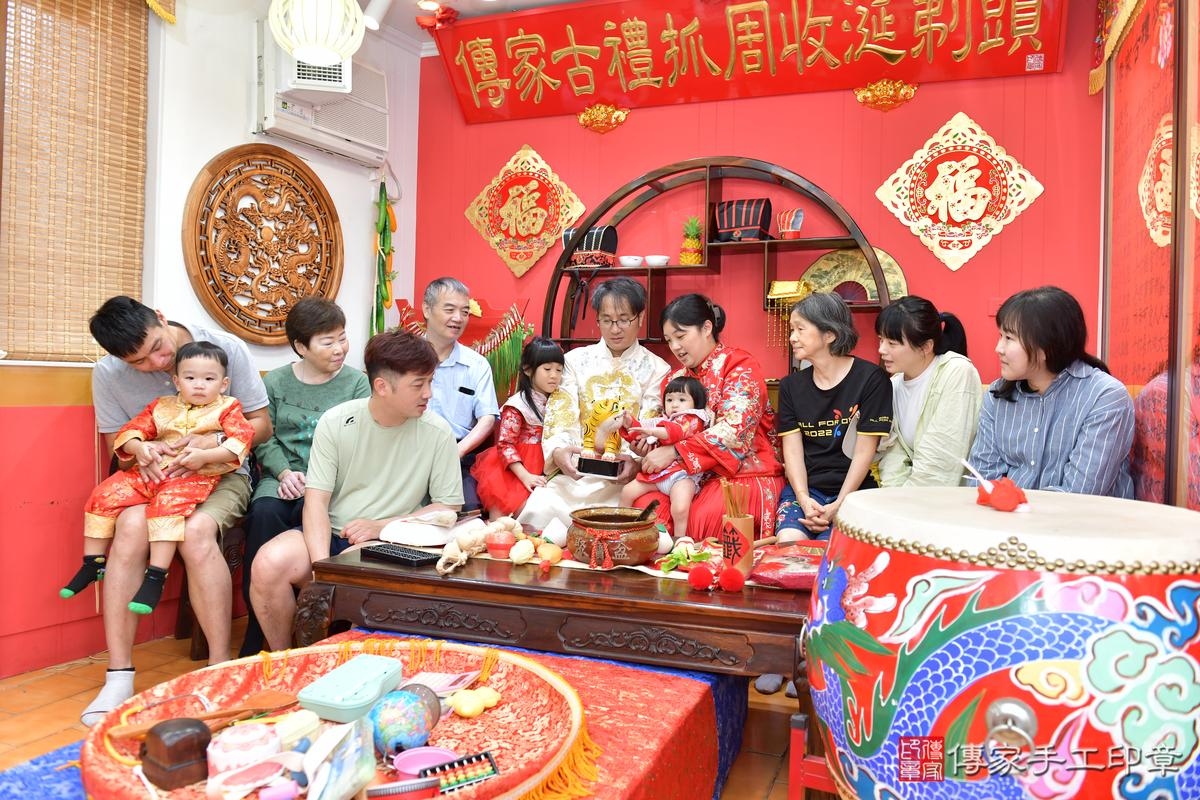 傳家手工印章桃園店、抓周、度晬、中國風會場、抓周道具物品、抓周證書、滿周歲、維維寶寶、桃園市、拍照、生日快樂