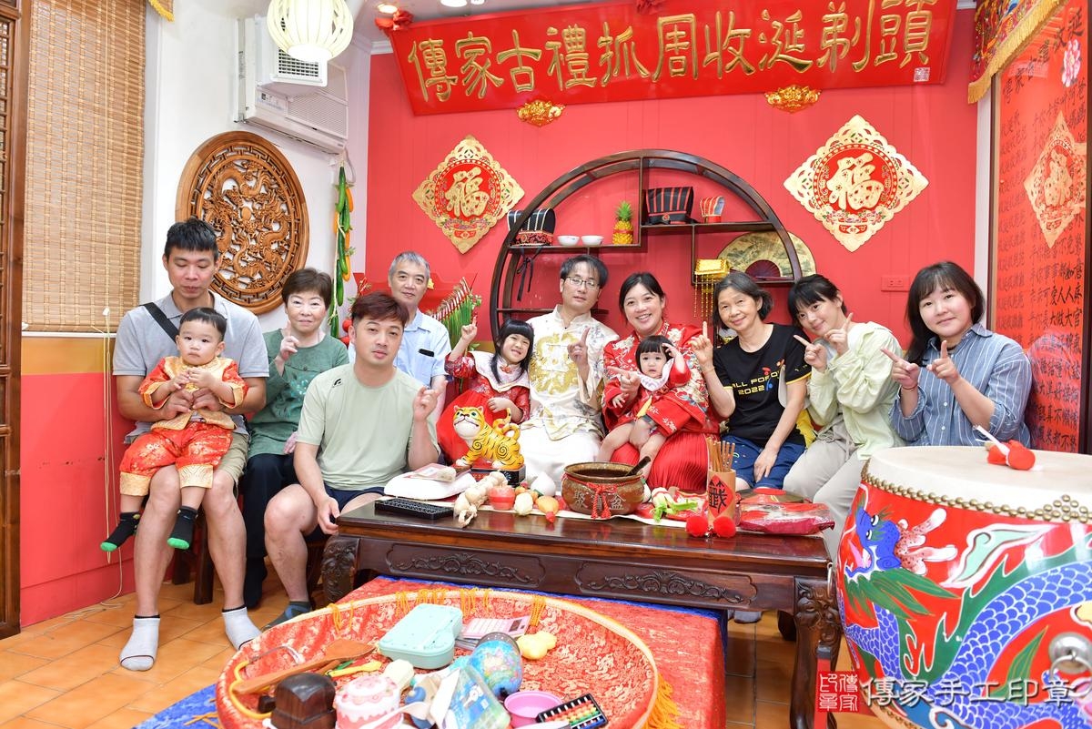傳家手工印章桃園店、抓周、度晬、中國風會場、抓周道具物品、抓周證書、滿周歲、維維寶寶、桃園市、拍照、生日快樂