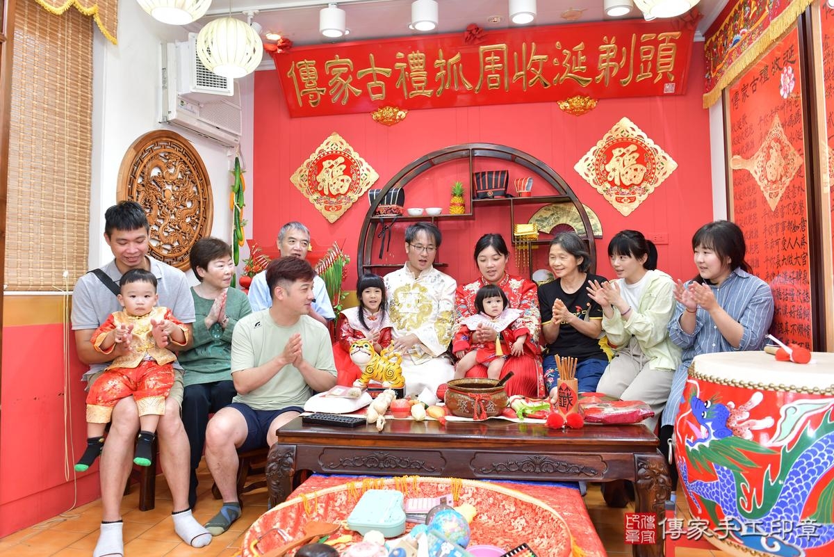 傳家手工印章桃園店、抓周、度晬、中國風會場、抓周道具物品、抓周證書、滿周歲、維維寶寶、桃園市、拍照、生日快樂