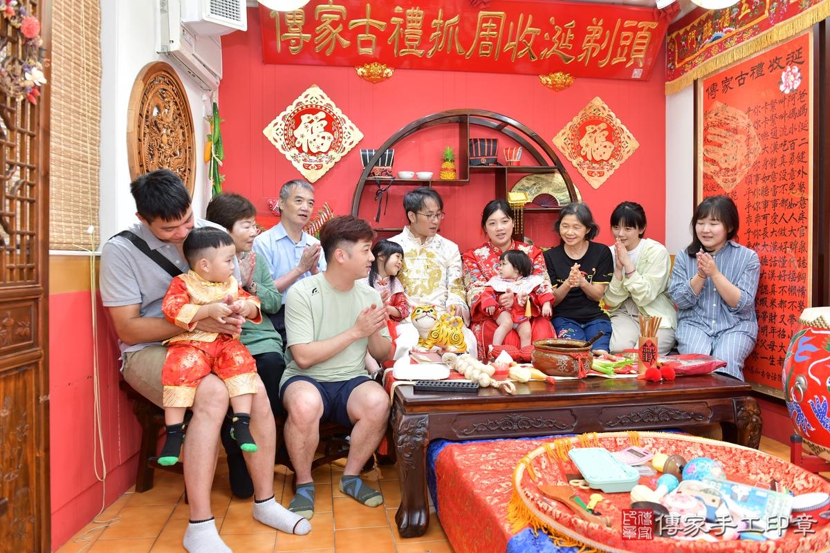 傳家手工印章桃園店、抓周、度晬、中國風會場、抓周道具物品、抓周證書、滿周歲、維維寶寶、桃園市、拍照、生日快樂