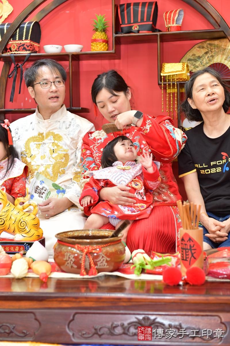 傳家手工印章桃園店、抓周、度晬、中國風會場、抓周道具物品、抓周證書、滿周歲、維維寶寶、桃園市、拍照、生日快樂