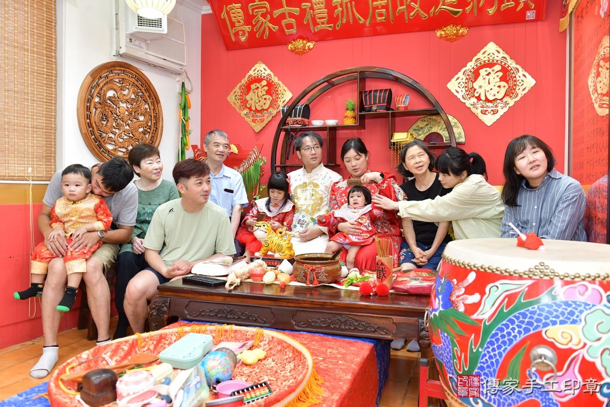 傳家手工印章桃園店、抓周、度晬、中國風會場、抓周道具物品、抓周證書、滿周歲、維維寶寶、桃園市、拍照、生日快樂