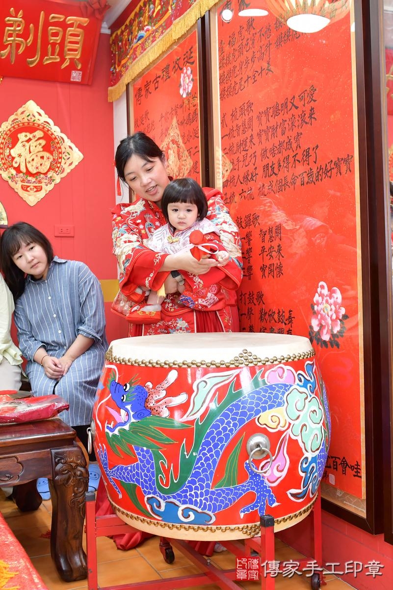 傳家手工印章桃園店、抓周、度晬、中國風會場、抓周道具物品、抓周證書、滿周歲、維維寶寶、桃園市、拍照、生日快樂