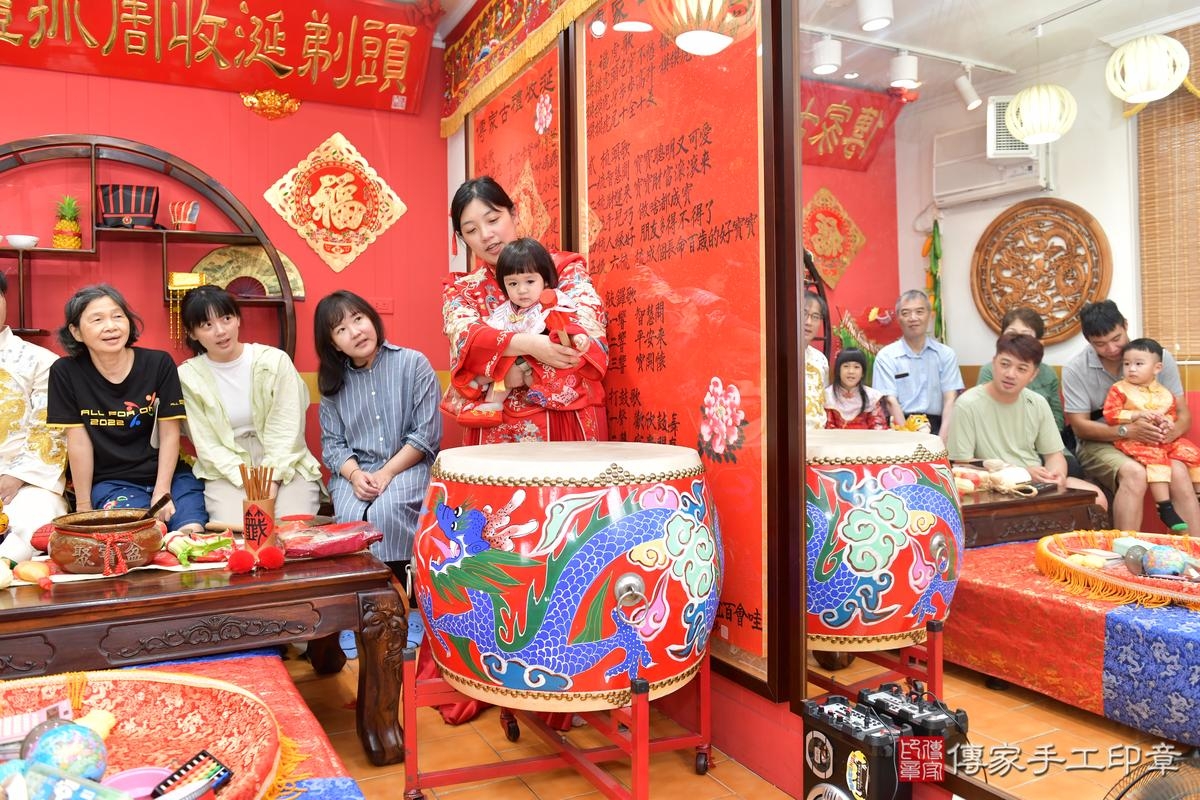 傳家手工印章桃園店、抓周、度晬、中國風會場、抓周道具物品、抓周證書、滿周歲、維維寶寶、桃園市、拍照、生日快樂