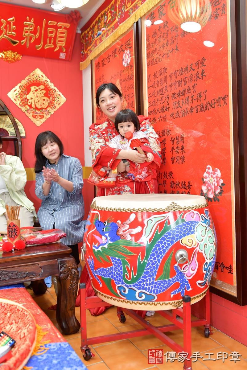 傳家手工印章桃園店、抓周、度晬、中國風會場、抓周道具物品、抓周證書、滿周歲、維維寶寶、桃園市、拍照、生日快樂