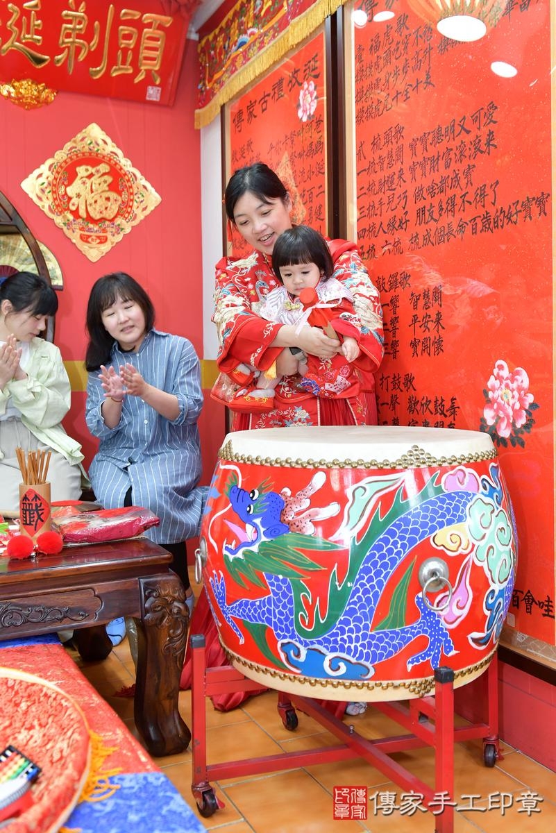 傳家手工印章桃園店、抓周、度晬、中國風會場、抓周道具物品、抓周證書、滿周歲、維維寶寶、桃園市、拍照、生日快樂