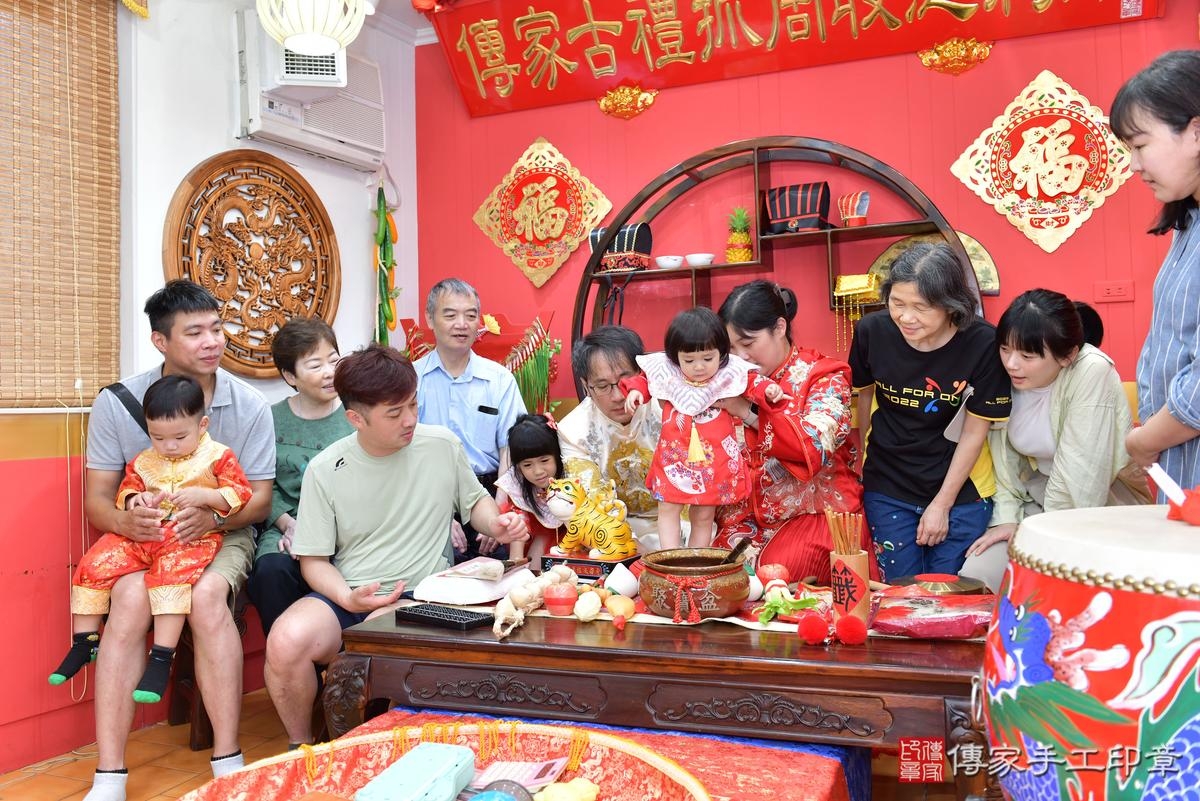 傳家手工印章桃園店、抓周、度晬、中國風會場、抓周道具物品、抓周證書、滿周歲、維維寶寶、桃園市、拍照、生日快樂