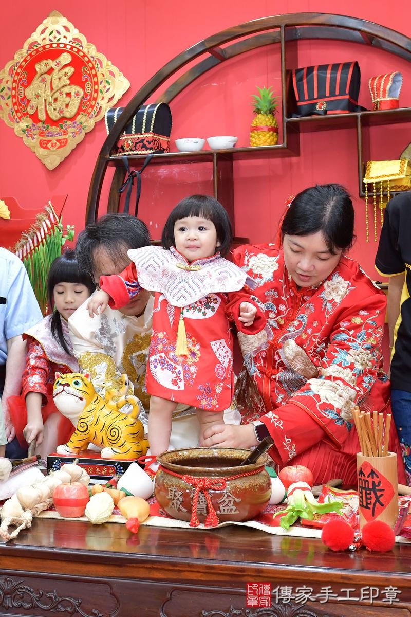 傳家手工印章桃園店、抓周、度晬、中國風會場、抓周道具物品、抓周證書、滿周歲、維維寶寶、桃園市、拍照、生日快樂