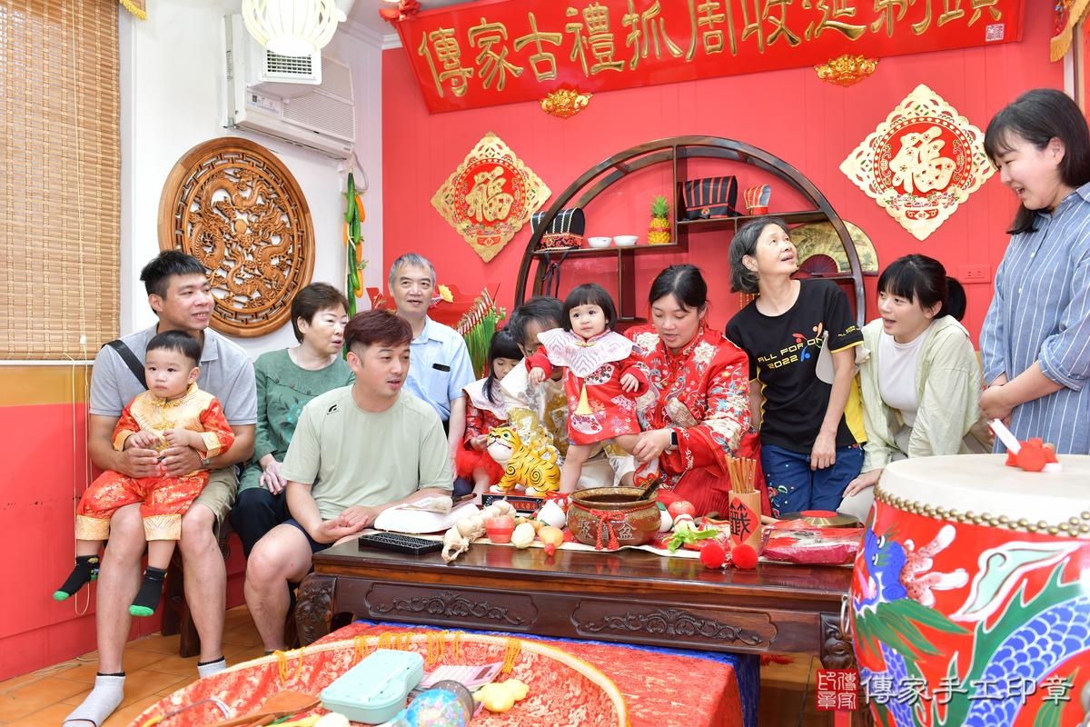 傳家手工印章桃園店、抓周、度晬、中國風會場、抓周道具物品、抓周證書、滿周歲、維維寶寶、桃園市、拍照、生日快樂