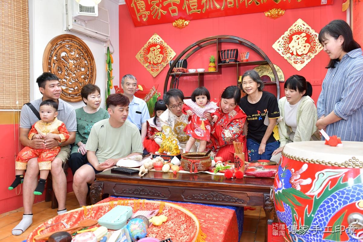 傳家手工印章桃園店、抓周、度晬、中國風會場、抓周道具物品、抓周證書、滿周歲、維維寶寶、桃園市、拍照、生日快樂