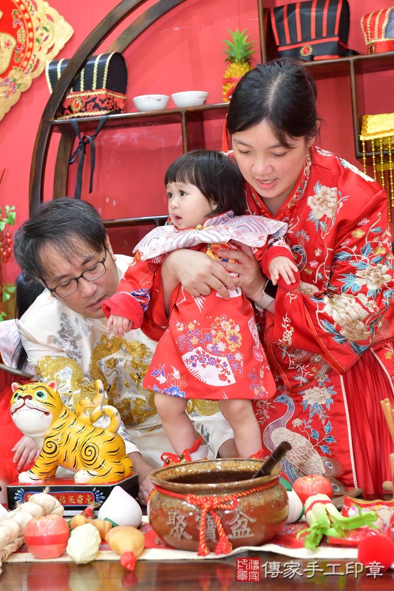 傳家手工印章桃園店、抓周、度晬、中國風會場、抓周道具物品、抓周證書、滿周歲、維維寶寶、桃園市、拍照、生日快樂