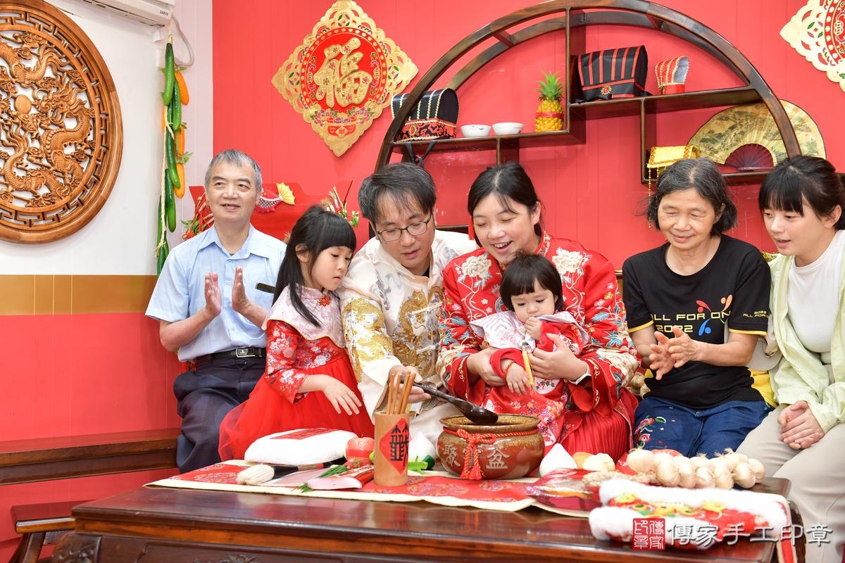 傳家手工印章桃園店、抓周、度晬、中國風會場、抓周道具物品、抓周證書、滿周歲、維維寶寶、桃園市、拍照、生日快樂
