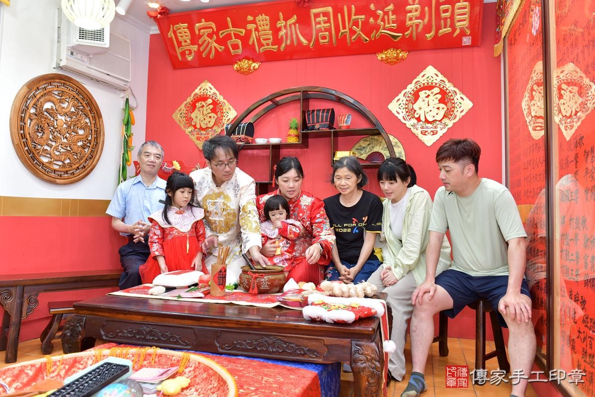 傳家手工印章桃園店、抓周、度晬、中國風會場、抓周道具物品、抓周證書、滿周歲、維維寶寶、桃園市、拍照、生日快樂