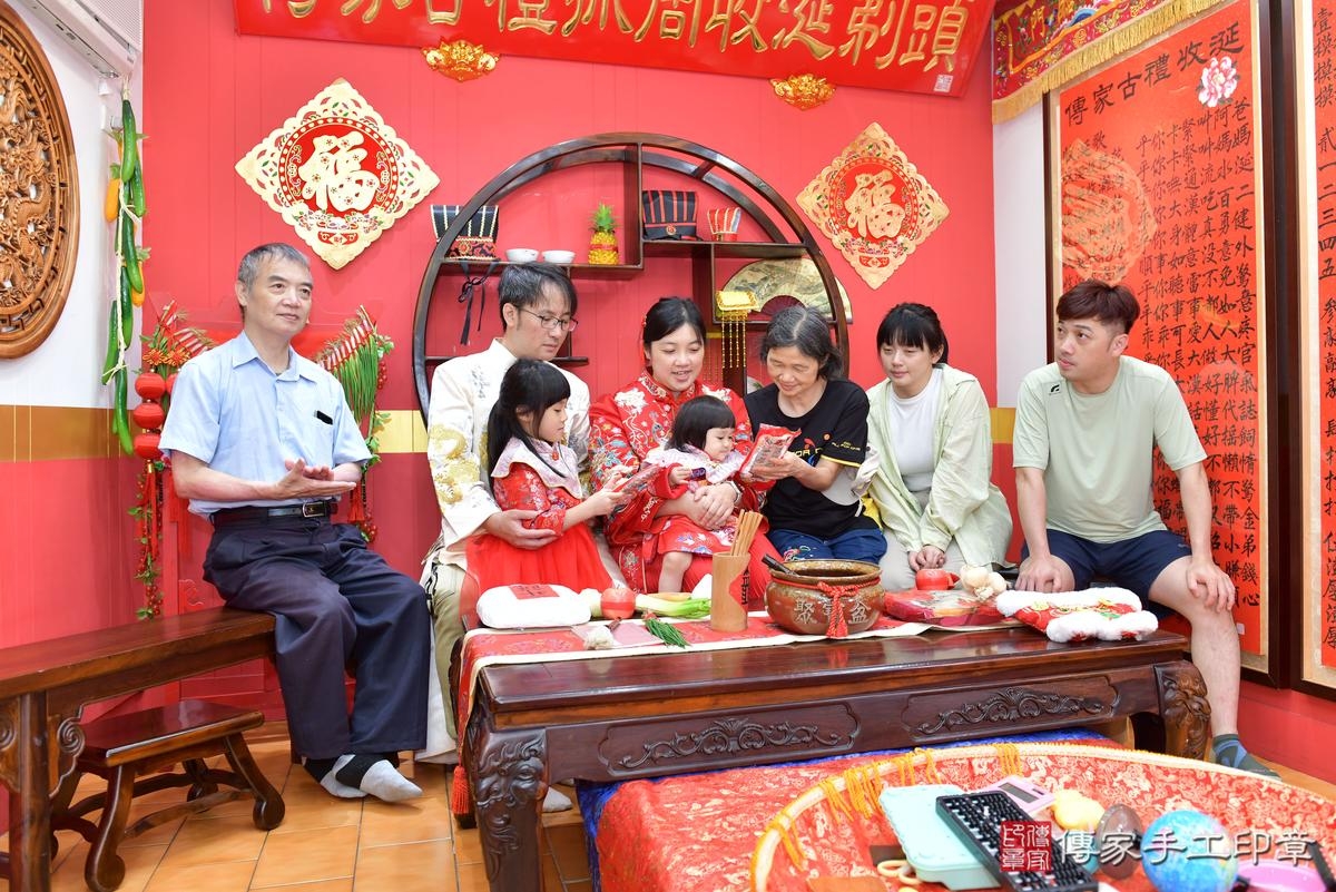 傳家手工印章桃園店、抓周、度晬、中國風會場、抓周道具物品、抓周證書、滿周歲、維維寶寶、桃園市、拍照、生日快樂