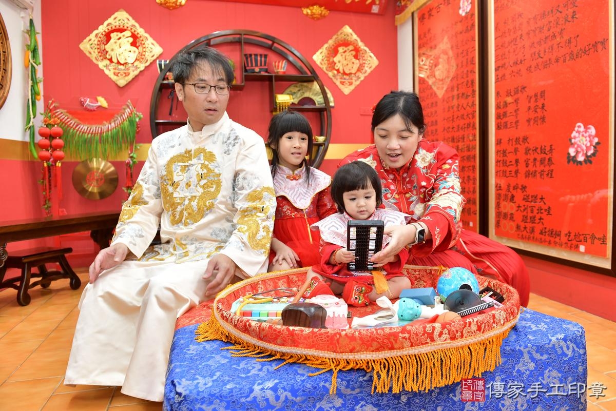 傳家手工印章桃園店、抓周、度晬、中國風會場、抓周道具物品、抓周證書、滿周歲、維維寶寶、桃園市、拍照、生日快樂