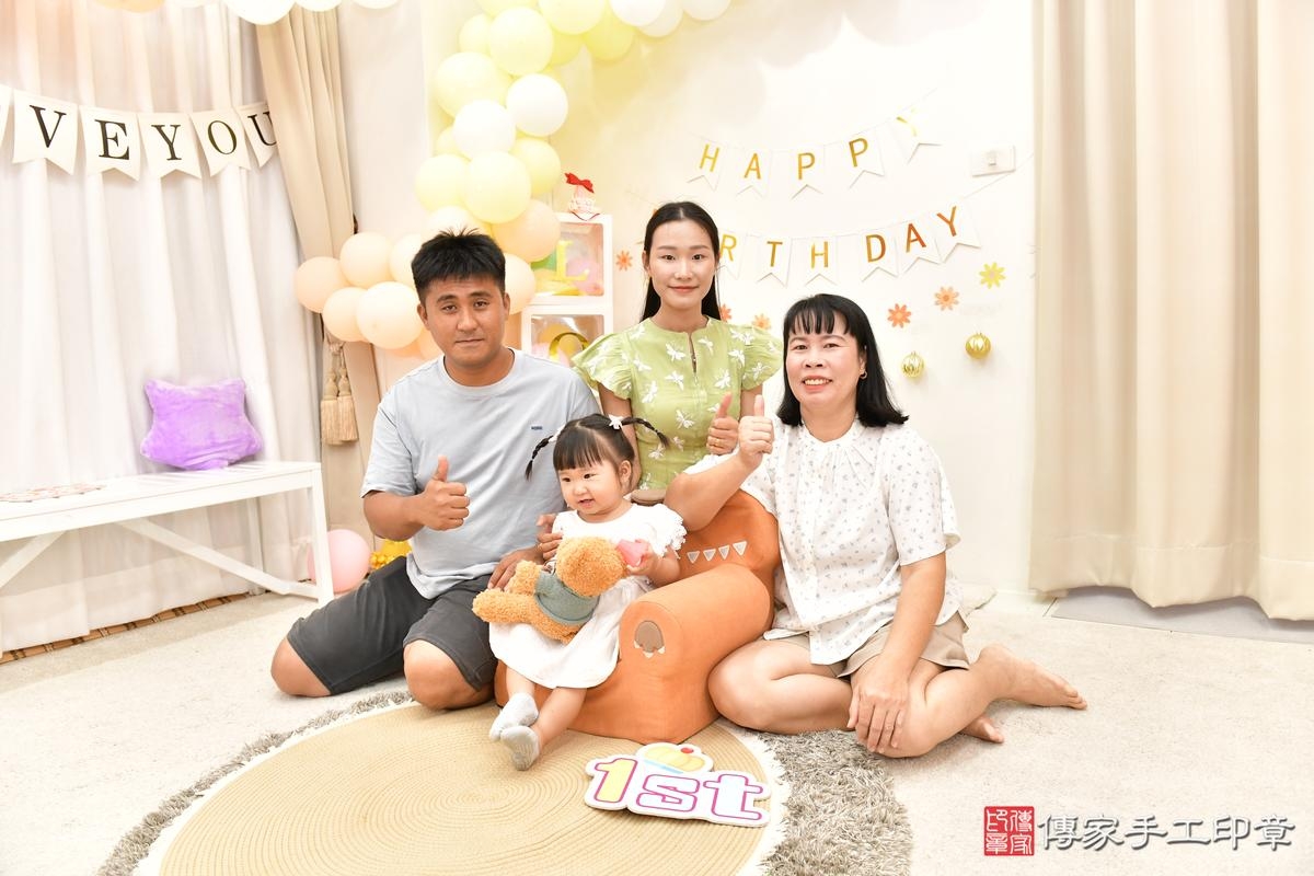 傳家手工印章桃園店、美式抓周、抓周道具、未來職業、滿周歲、小雅寶寶、桃園市、拍照、生日快樂 傳家手工印章桃園店、美式抓周、抓周道具、未來職業、滿周歲、小雅寶寶、桃園市、拍照、生日快樂