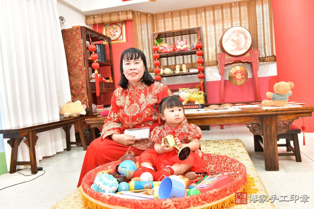 傳家手工印章桃園店、美式抓周、抓周道具、未來職業、滿周歲、小雅寶寶、桃園市、拍照、生日快樂 傳家手工印章桃園店、美式抓周、抓周道具、未來職業、滿周歲、小雅寶寶、桃園市、拍照、生日快樂