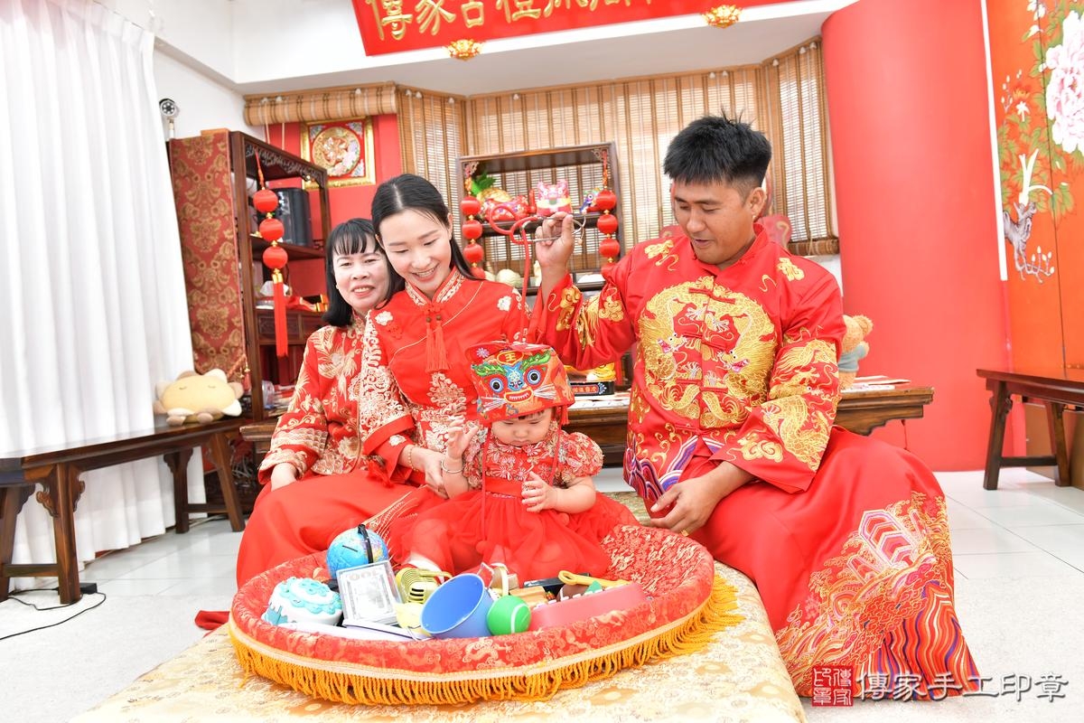 傳家手工印章桃園店、美式抓周、抓周道具、未來職業、滿周歲、小雅寶寶、桃園市、拍照、生日快樂 傳家手工印章桃園店、美式抓周、抓周道具、未來職業、滿周歲、小雅寶寶、桃園市、拍照、生日快樂