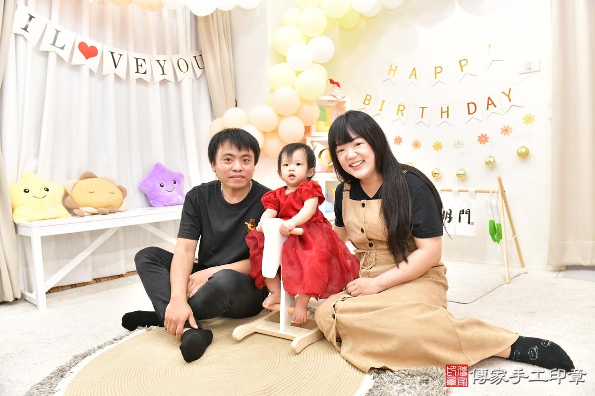 傳家手工印章桃園店、美式抓周、抓周道具、未來職業、滿周歲、小彤寶寶、桃園市、拍照、生日快樂 傳家手工印章桃園店、美式抓周、抓周道具、未來職業、滿周歲、小彤寶寶、桃園市、拍照、生日快樂