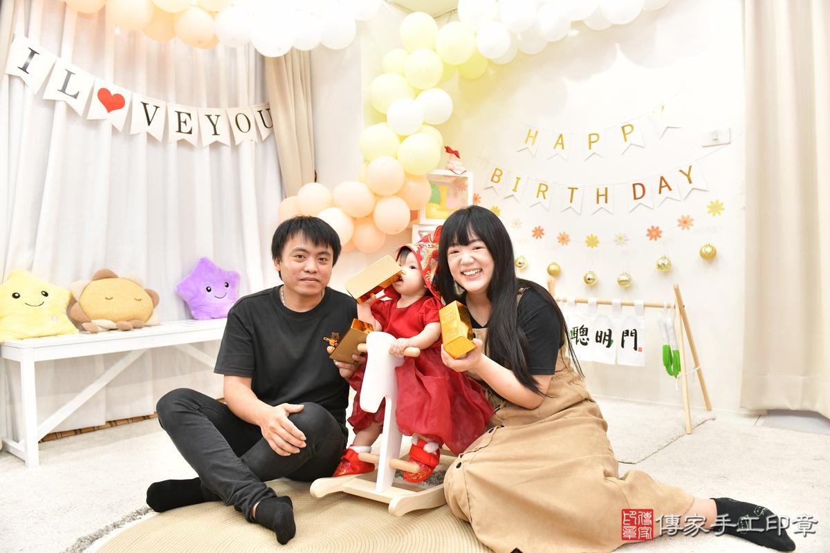 傳家手工印章桃園店、美式抓周、抓周道具、未來職業、滿周歲、小彤寶寶、桃園市、拍照、生日快樂 傳家手工印章桃園店、美式抓周、抓周道具、未來職業、滿周歲、小彤寶寶、桃園市、拍照、生日快樂
