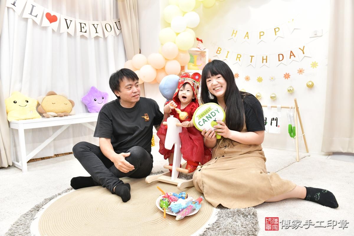 傳家手工印章桃園店、美式抓周、抓周道具、未來職業、滿周歲、小彤寶寶、桃園市、拍照、生日快樂 傳家手工印章桃園店、美式抓周、抓周道具、未來職業、滿周歲、小彤寶寶、桃園市、拍照、生日快樂