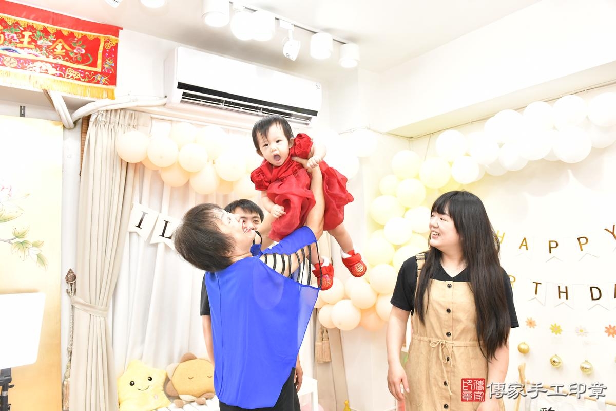 傳家手工印章桃園店、美式抓周、抓周道具、未來職業、滿周歲、小彤寶寶、桃園市、拍照、生日快樂 傳家手工印章桃園店、美式抓周、抓周道具、未來職業、滿周歲、小彤寶寶、桃園市、拍照、生日快樂