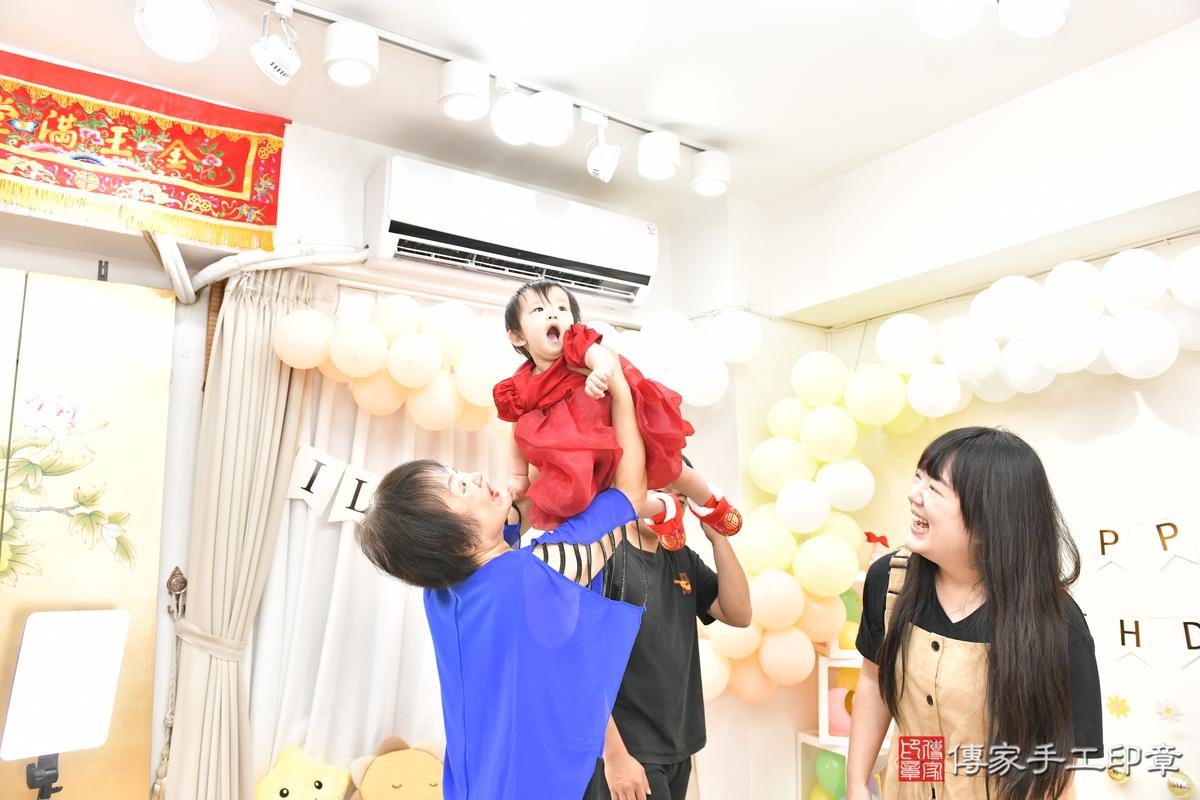 傳家手工印章桃園店、美式抓周、抓周道具、未來職業、滿周歲、小彤寶寶、桃園市、拍照、生日快樂 傳家手工印章桃園店、美式抓周、抓周道具、未來職業、滿周歲、小彤寶寶、桃園市、拍照、生日快樂