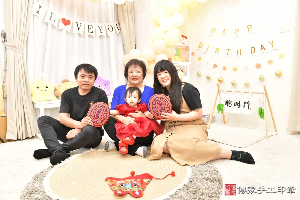 傳家手工印章桃園店、美式抓周、抓周道具、未來職業、滿周歲、小彤寶寶、桃園市、拍照、生日快樂 傳家手工印章桃園店、美式抓周、抓周道具、未來職業、滿周歲、小彤寶寶、桃園市、拍照、生日快樂
